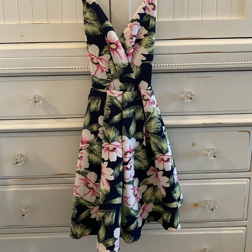 flowy, hawaiian flower dress!